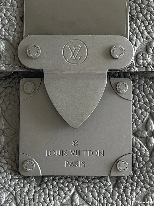 VUITTON LOUIS LOCK S MESSENGER 0413